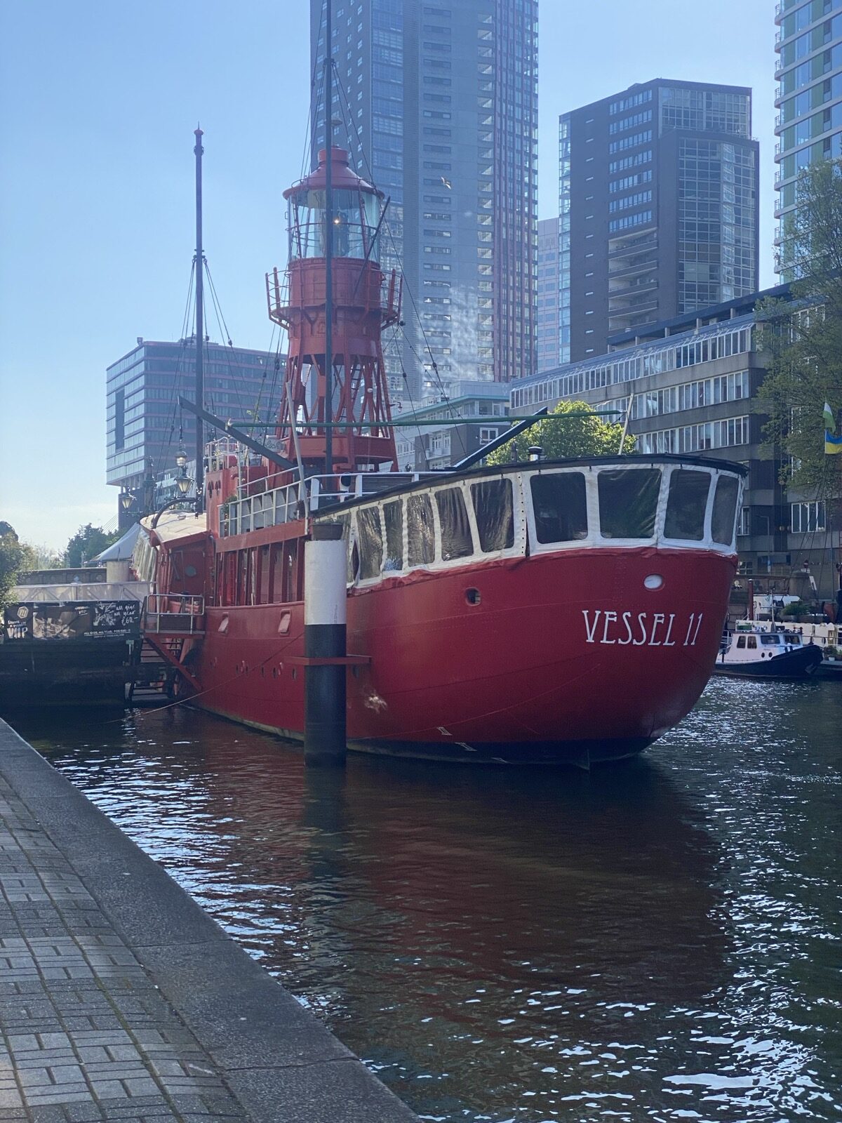 Rotes Boot am Leuvehaven in Rotterdam