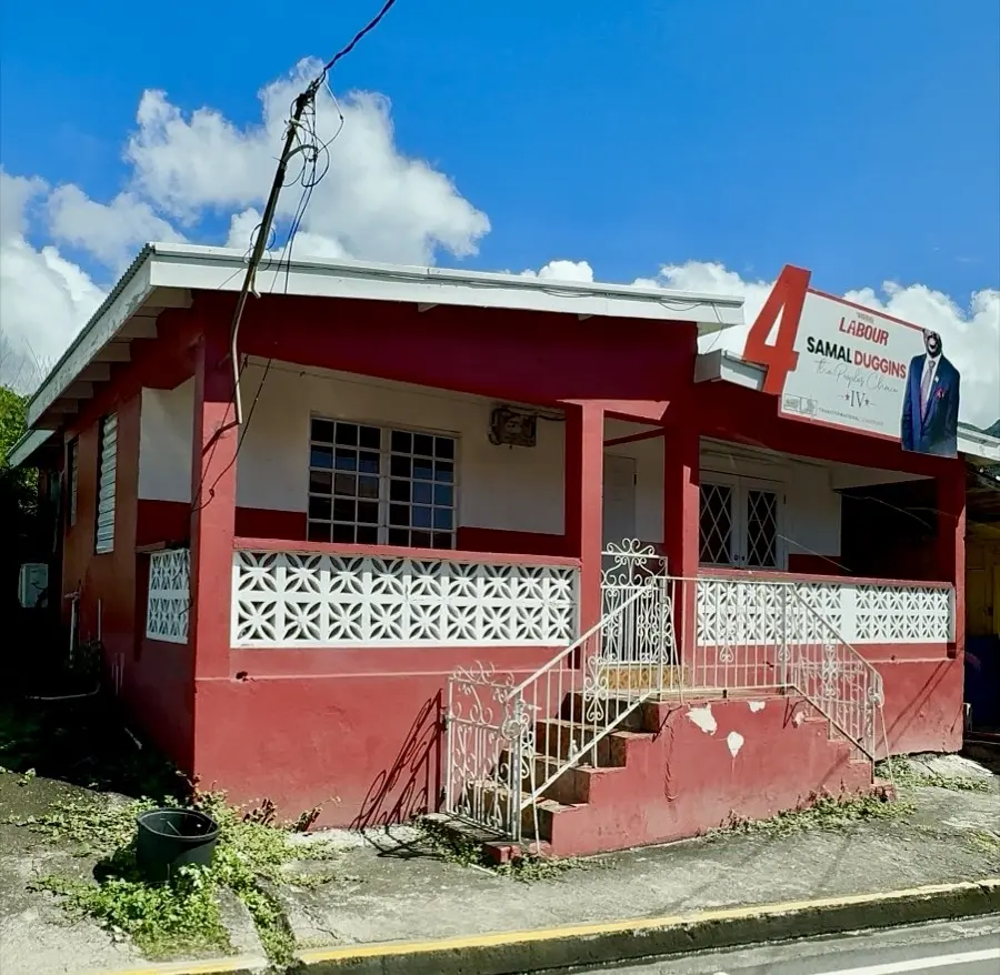Rotes karibisches Geschäft mit Nummer 4 in St. Kitts