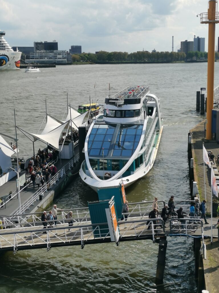 Boot für Rundfahrten in Rotterdam