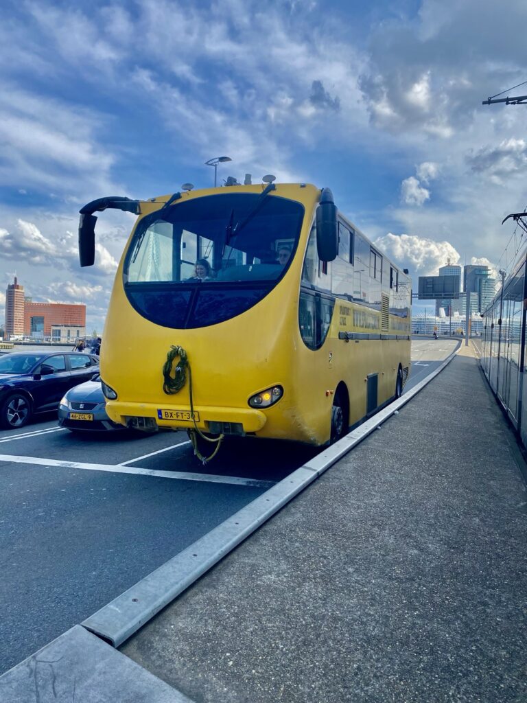 Gelber Wasser-Bus in Rotterdam