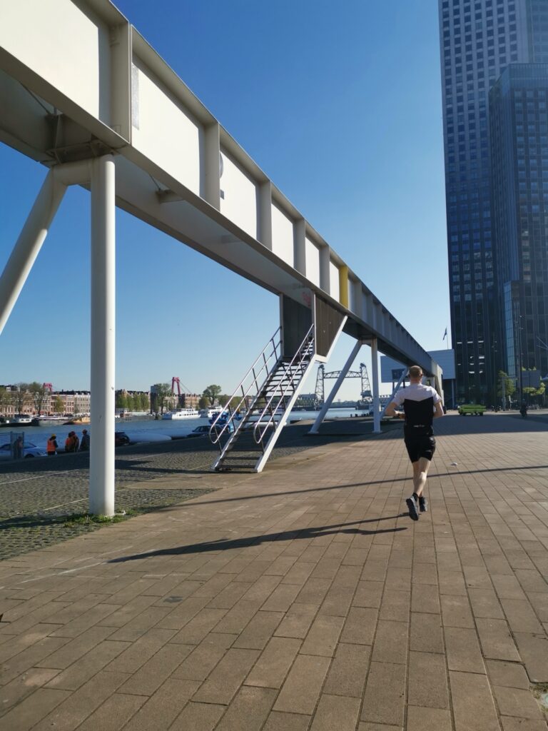 Loopbrug Wilhelminakade in Rotterdam