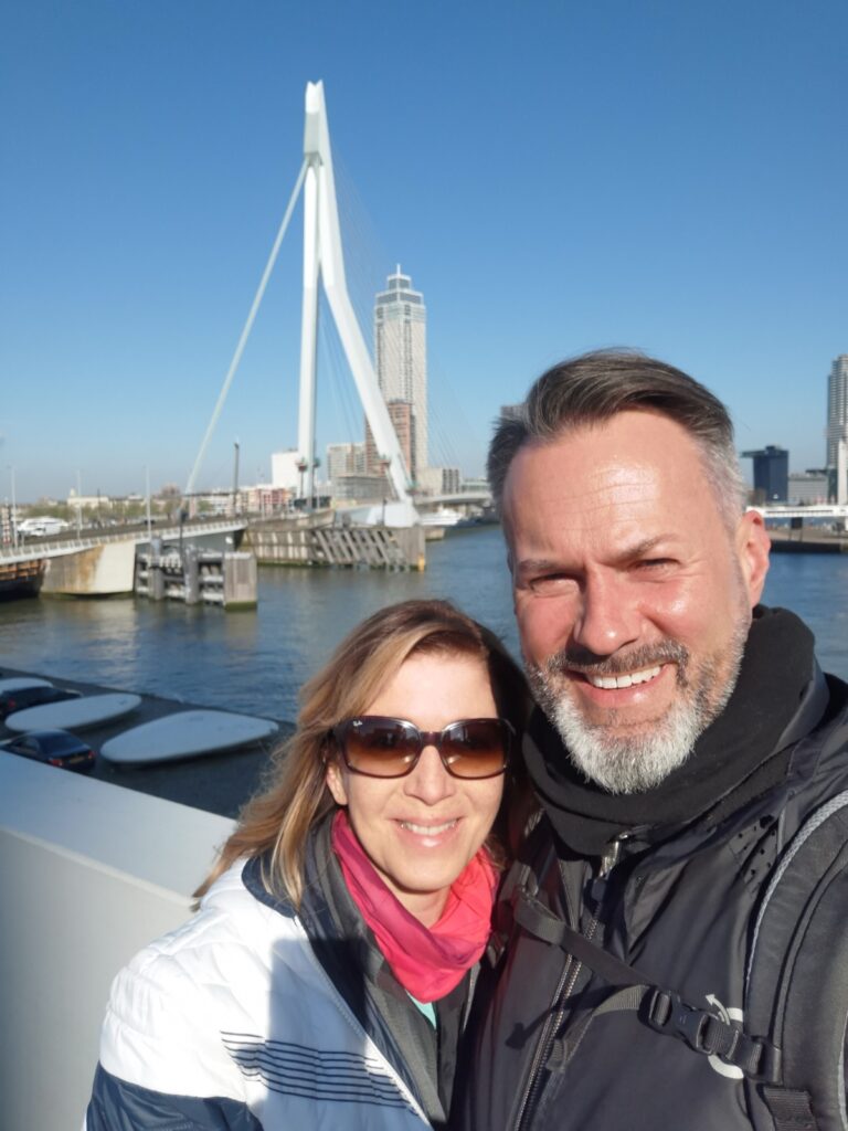 Pärchen auf Loopbrug Wilhelminakade in Rotterdam