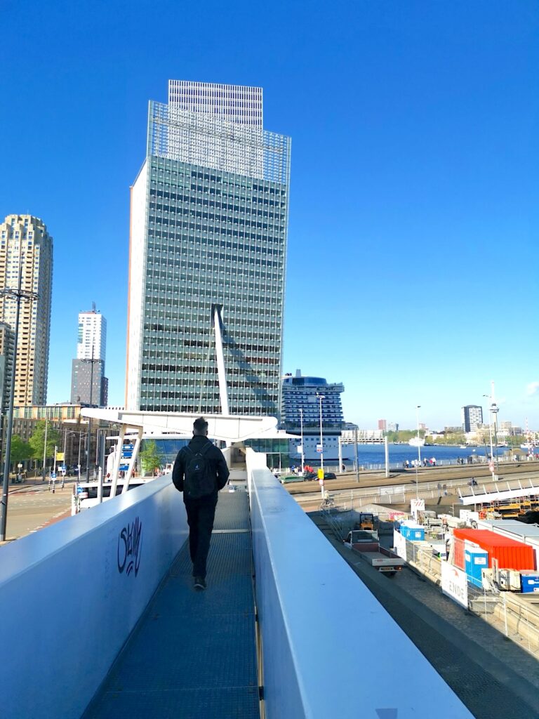 Loopbrug Wilhelminakade in Rotterdam