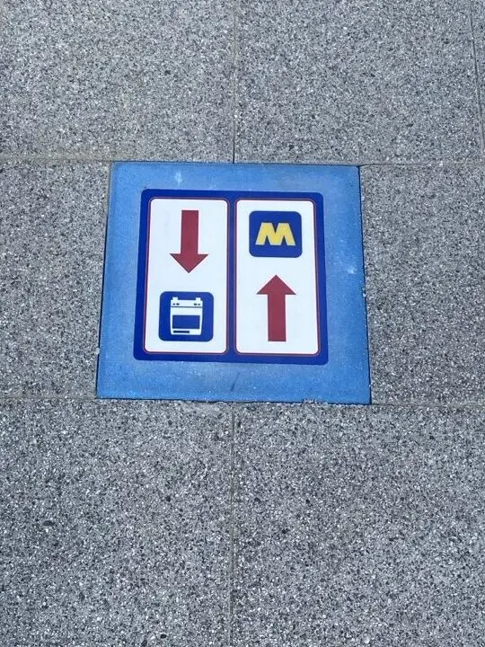 Metro Schild am Boden in Rotterdam