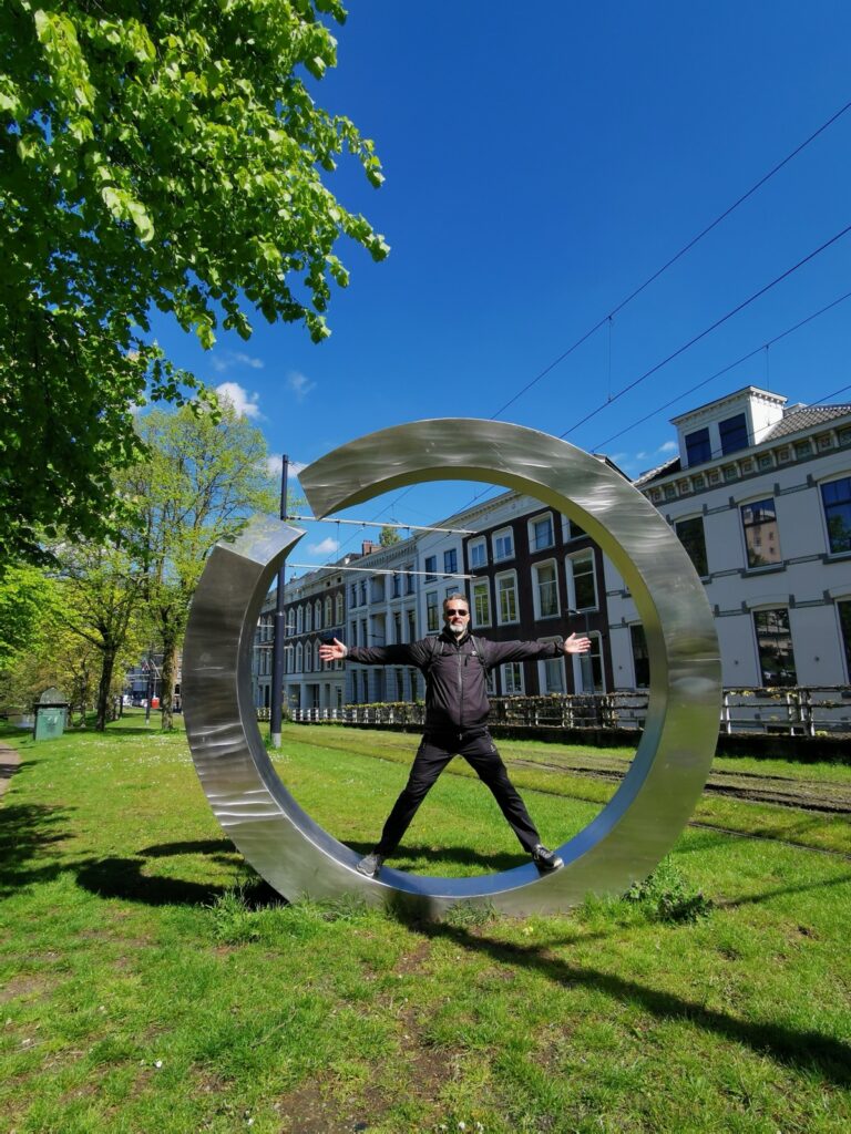 Runde Skulptur mit Mann in Rotterdam