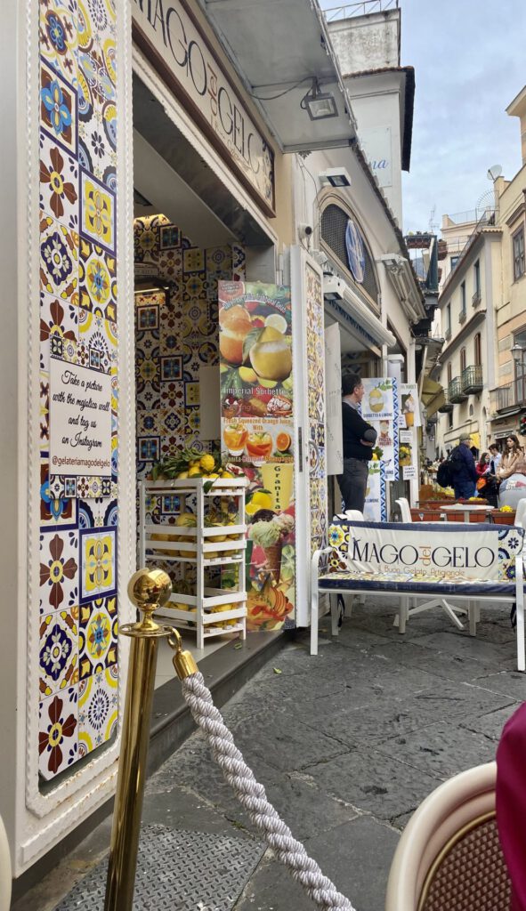 Eingang zum Shop bunte Fliesen in Amalfi