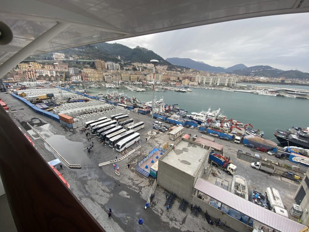 Blick auf den Hafen von Salerno mit Busse und Container