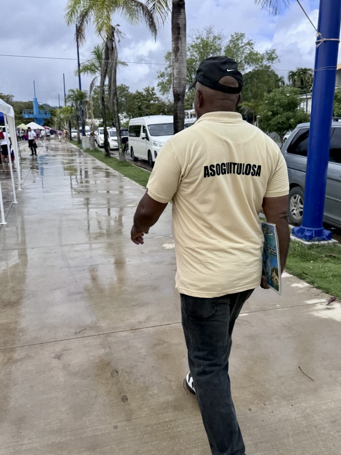 Tourguide am Hafen Samana