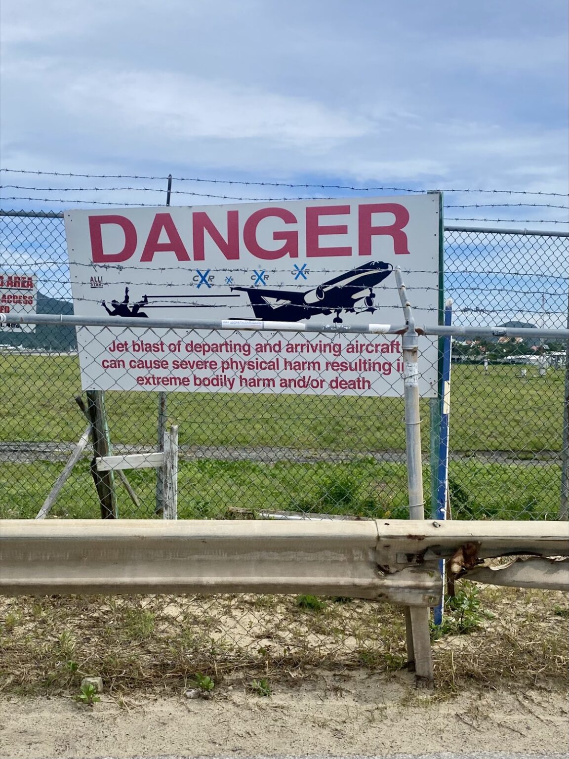Danger Schild am Maho Beach in St. Maarten