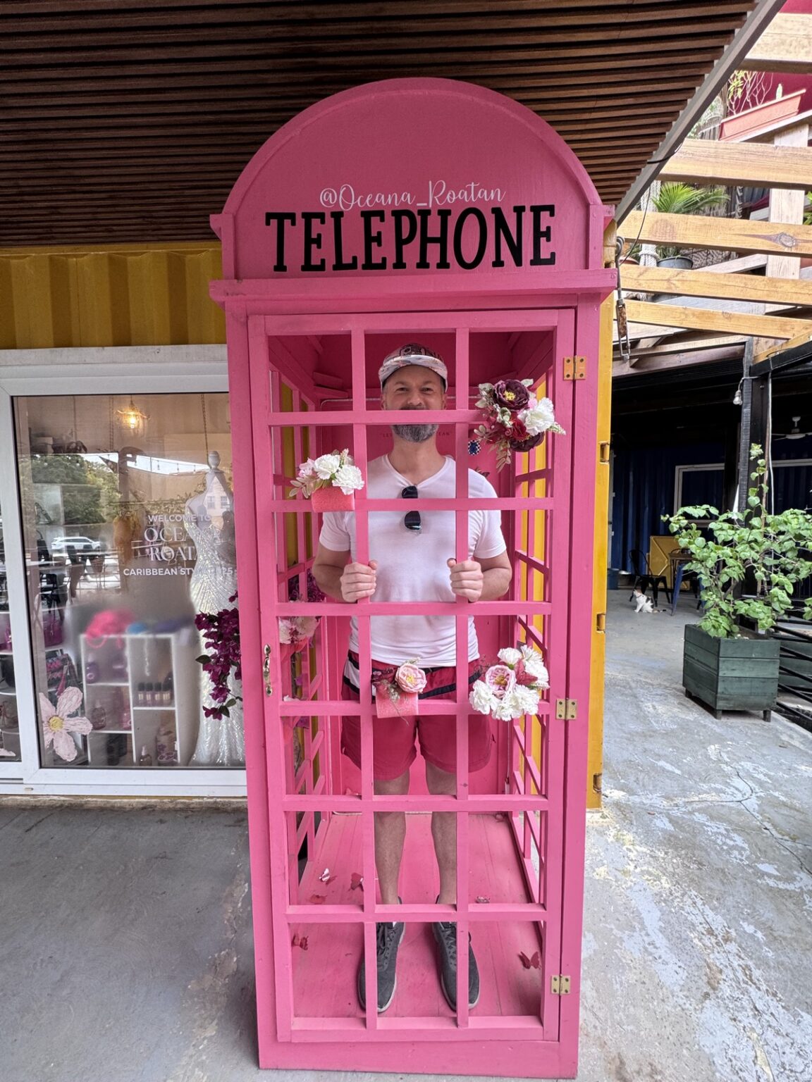 Mann in rosa Telefonzelle in Roatan