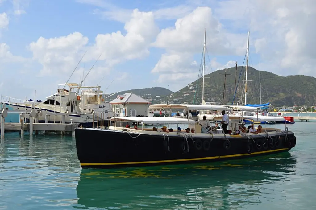 Ausflugsboot am Pier von St. Maarten Philipsburg 