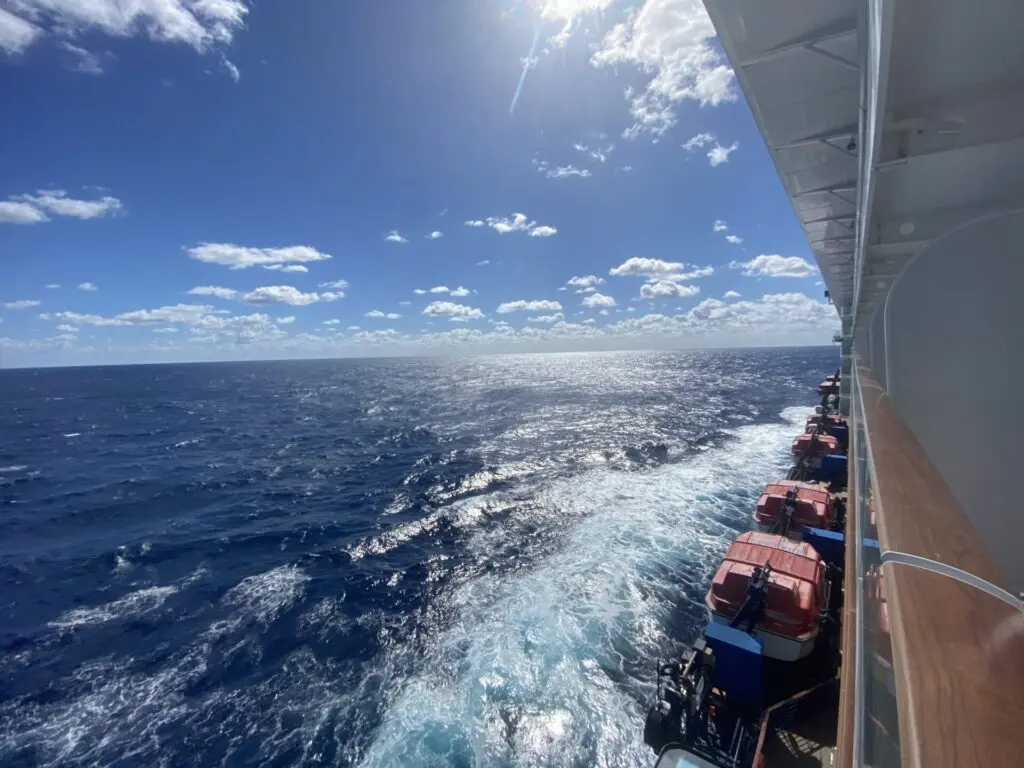 Blick auf das Meer von einem Kreuzfahrtschiff