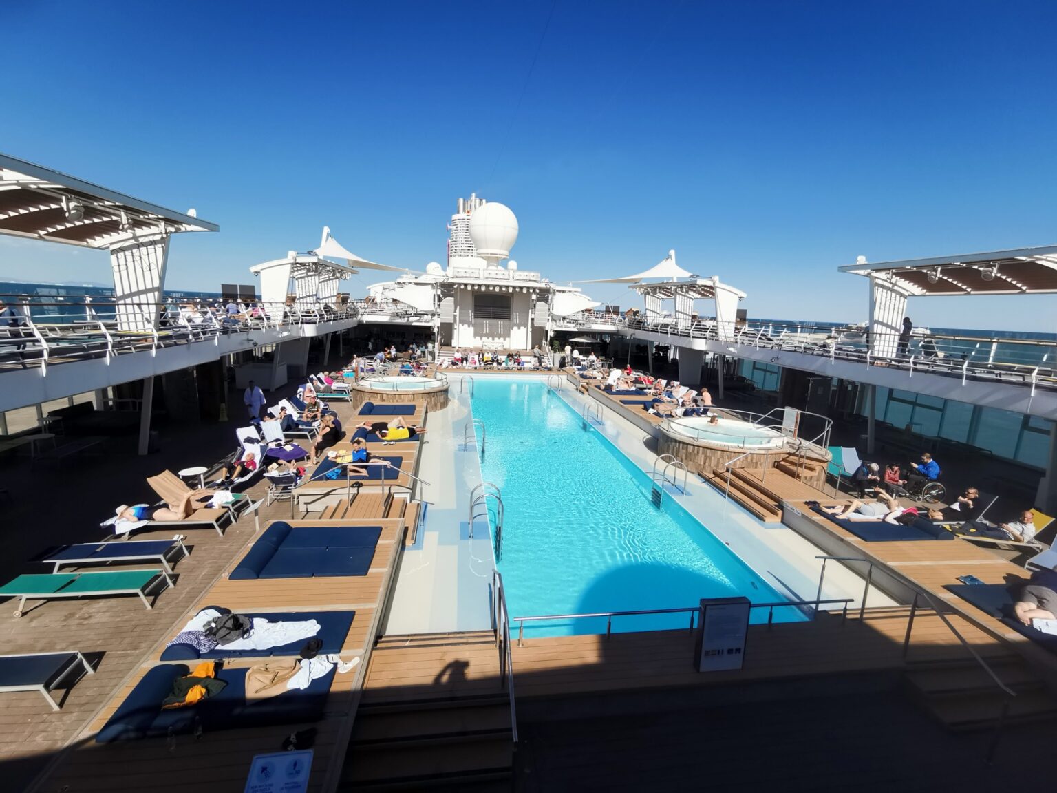 Seetag auf dem Schiffsdeck mit Pool