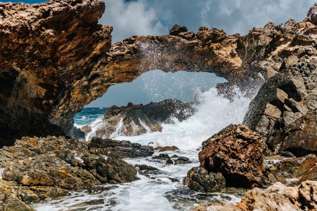 Natural Bridge Bucht mit stürmischem Meer auf Aruba
