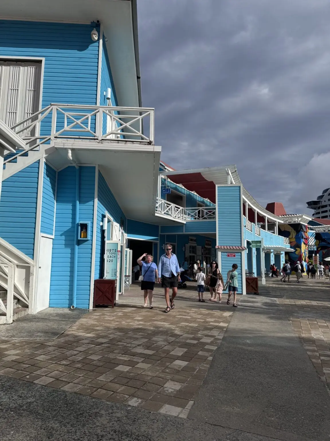 Hafengelände mit Shops in Roatan