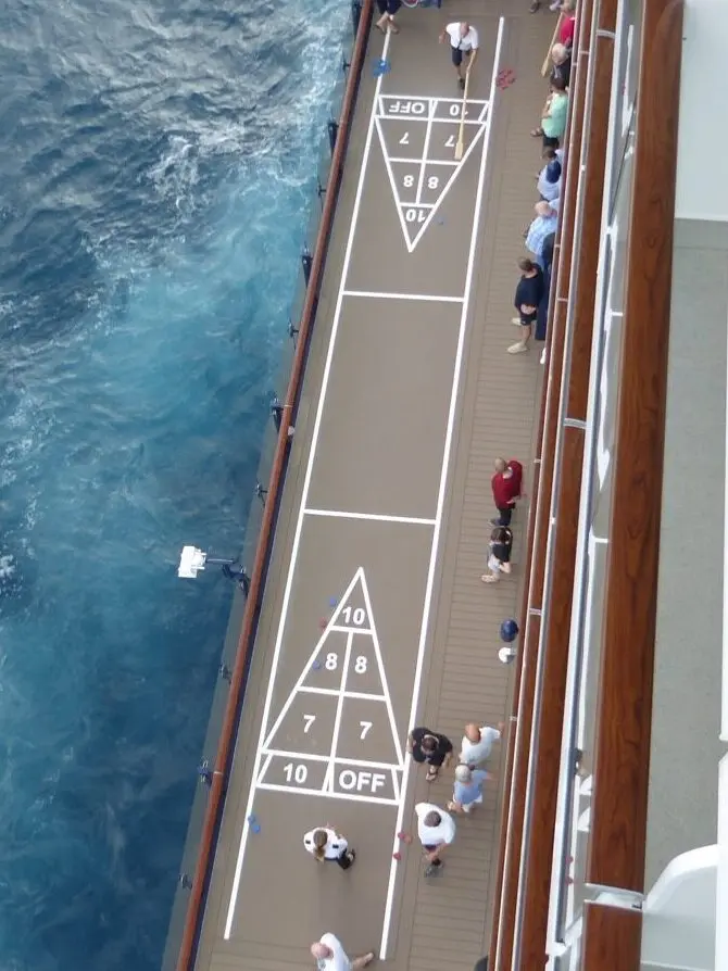 Shuffleboard auf einem Kreuzfahrtschiff