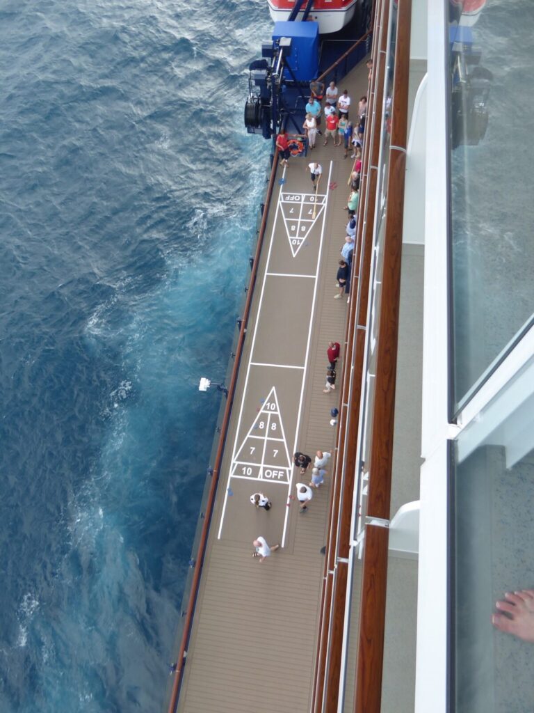 Shuffleboard auf einem Kreuzfahrtschiff