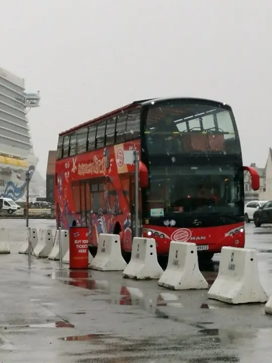 Sightseeingbus am Hafen von Alesund