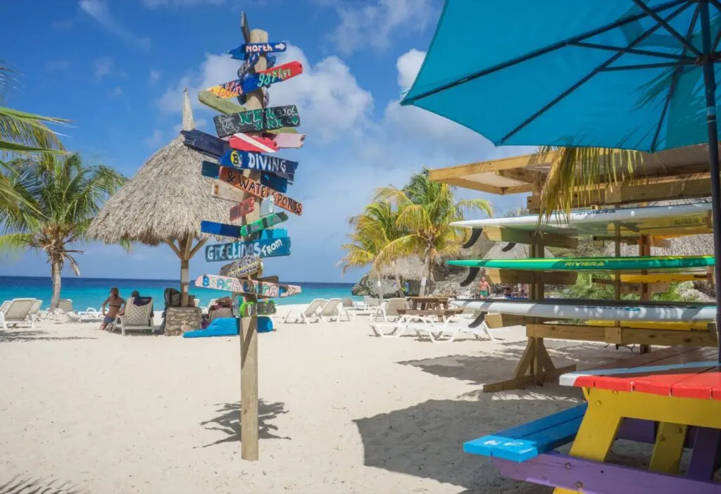 Bunter Wegweiser am Strand auf Curacao