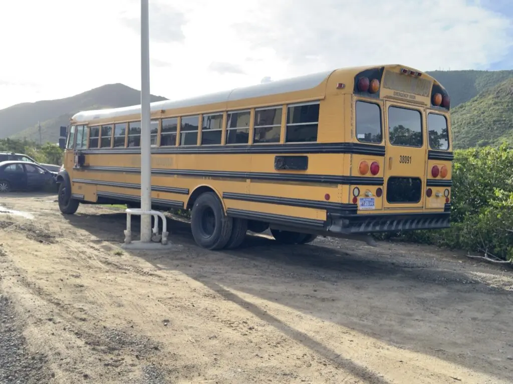 Gelber alter Bus in St. Maarten Karibik