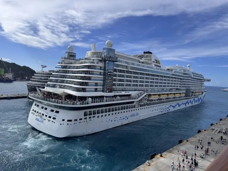 Kreuzfahrtschiff am Hafen von St. Maarten in der Karibik
