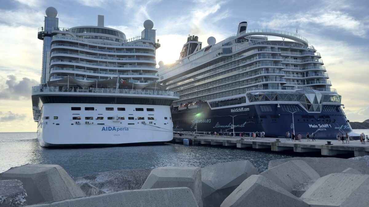 Zwei große Kreuzfahrtschiffe am Hafen von St. Maarten