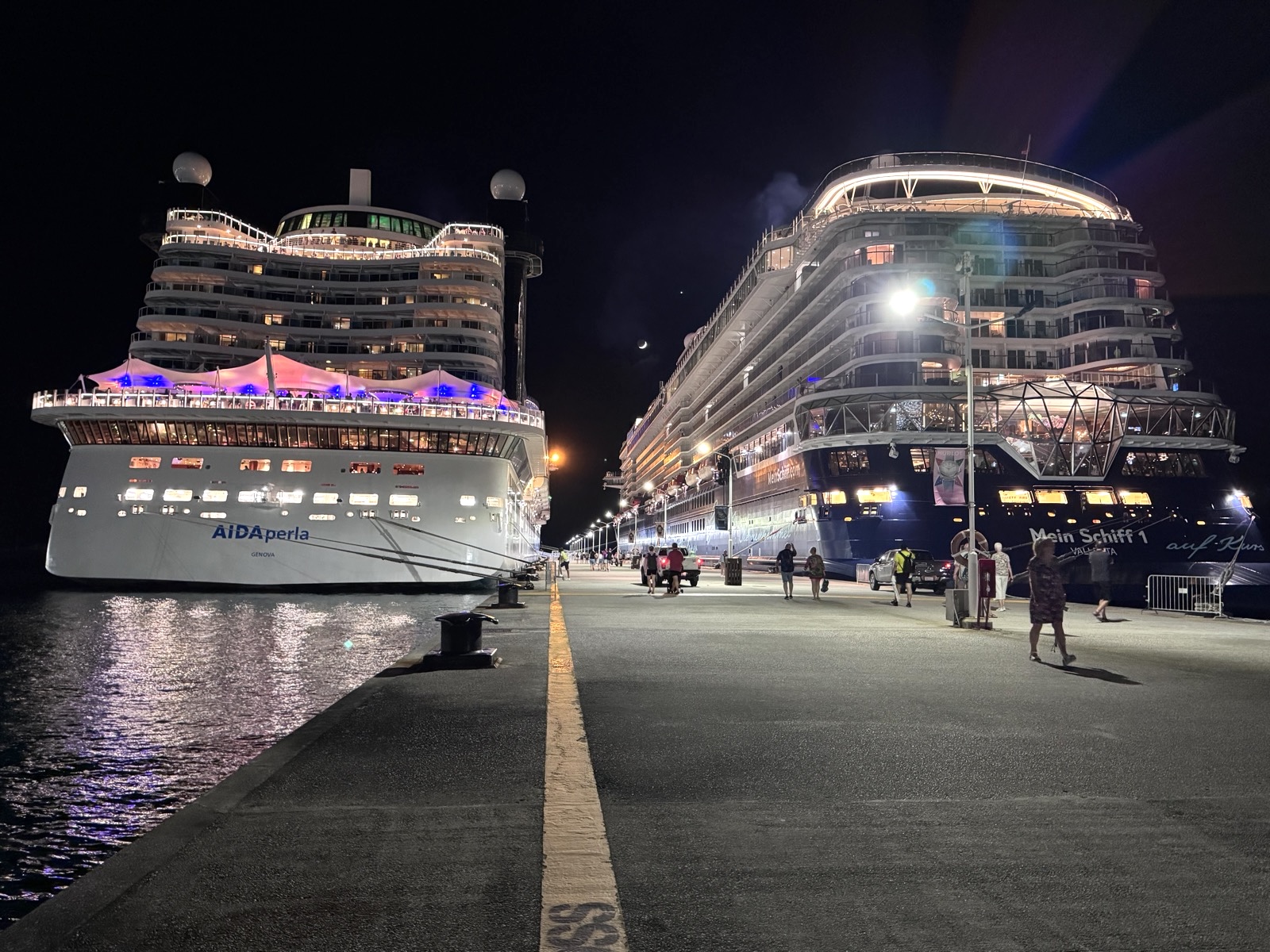Zwei große Kreuzfahrtschiff am Hafen von Philipsburg in St. Maarten