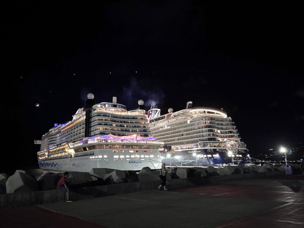 Zwei große Kreuzfahrtschiff am Hafen von St. Maarten
