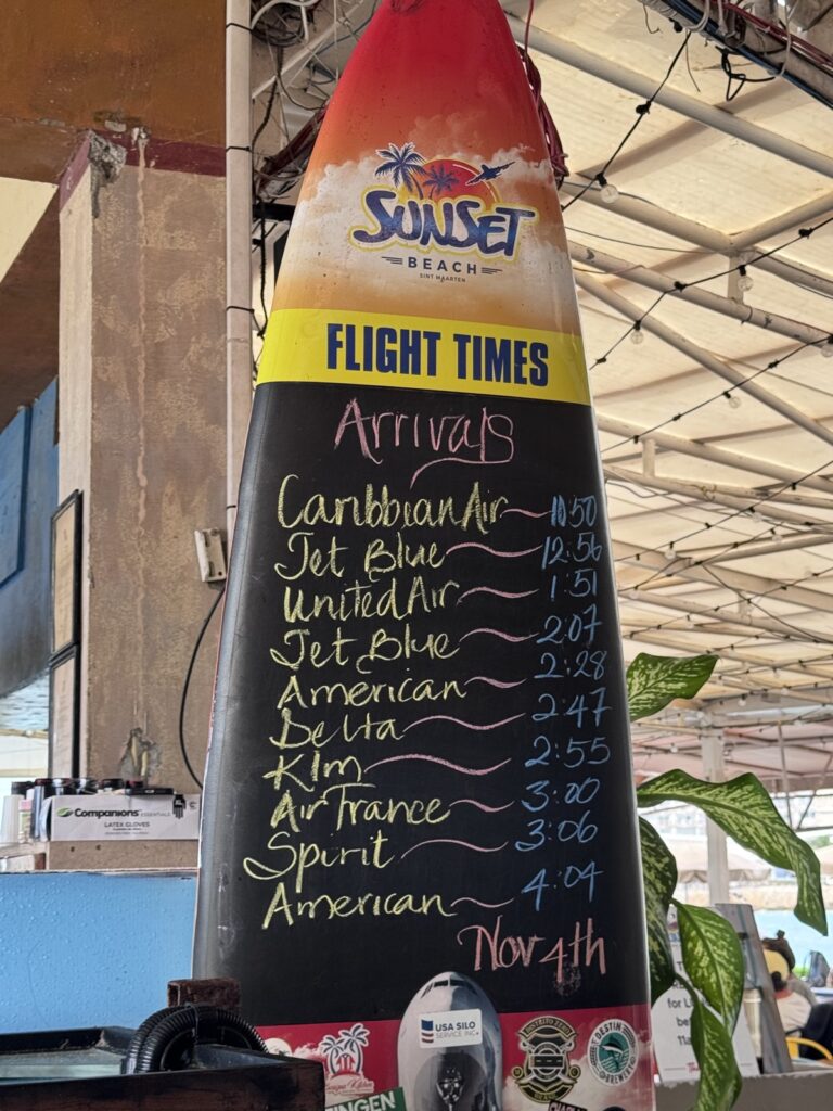Flugzeiten auf Surfbrett am Maho Beach auf St. Maarten