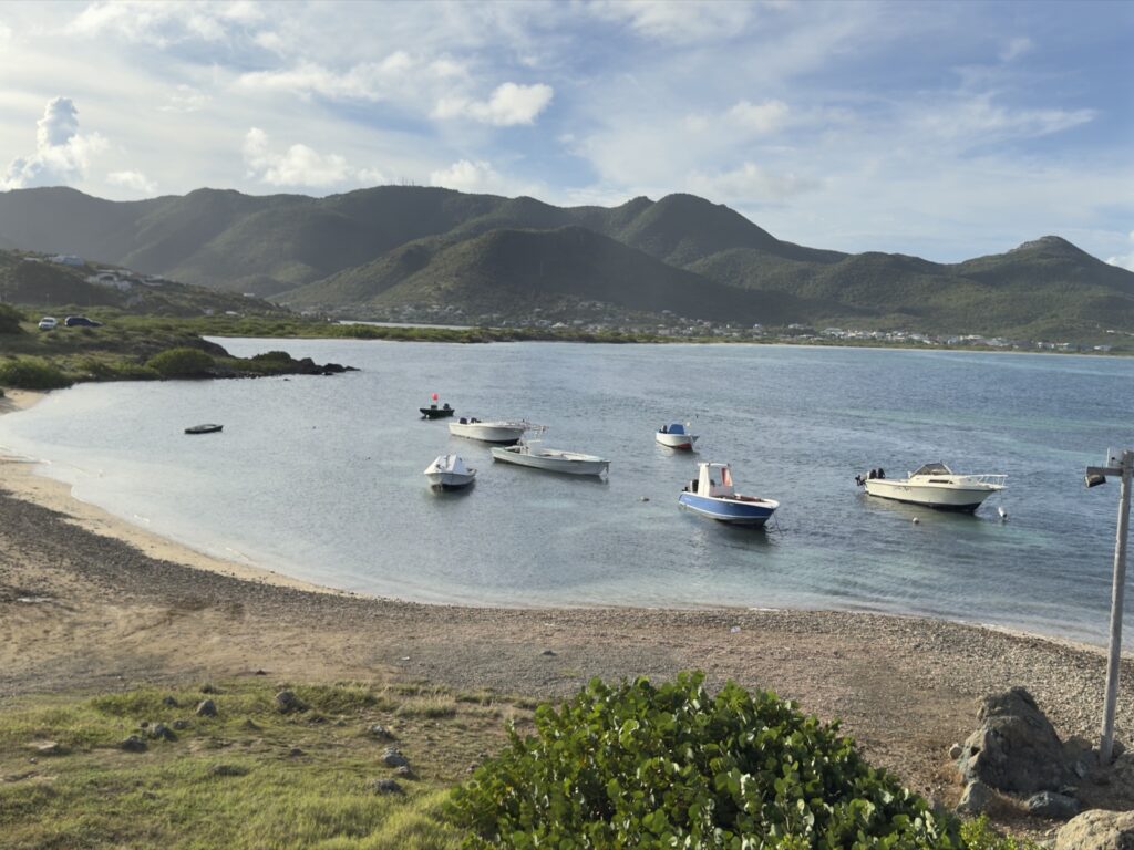 Blick auf eine Bucht in St. Maarten Rotary Lookout