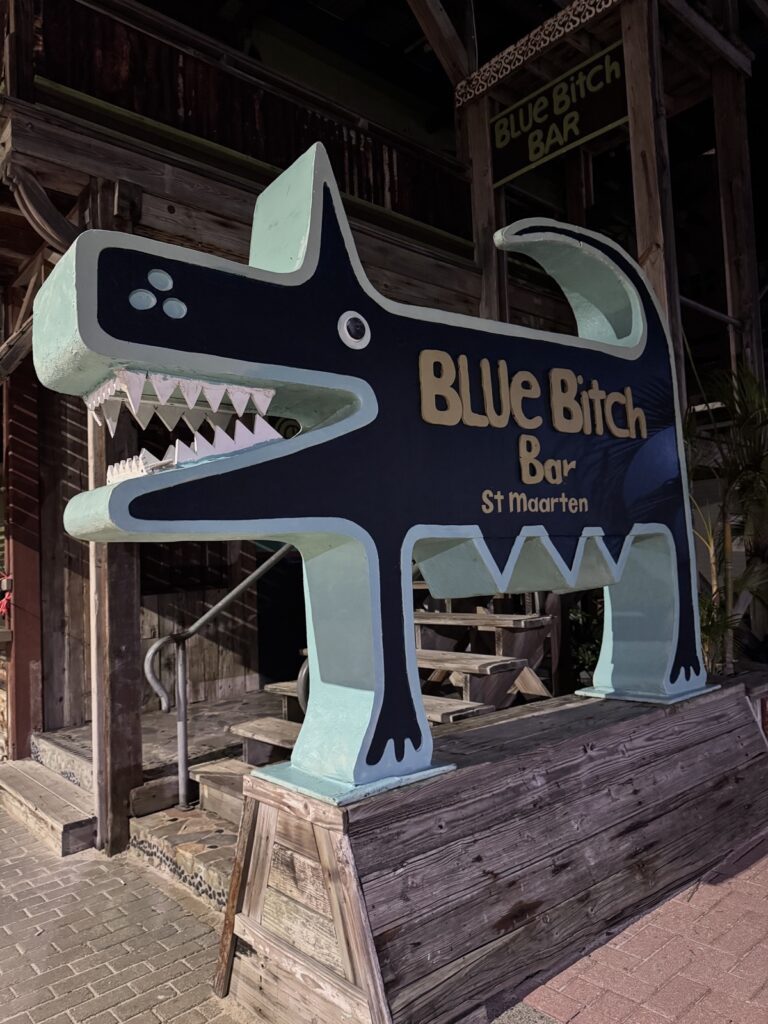 Schild Blue Bitch Bar in St. Maarten