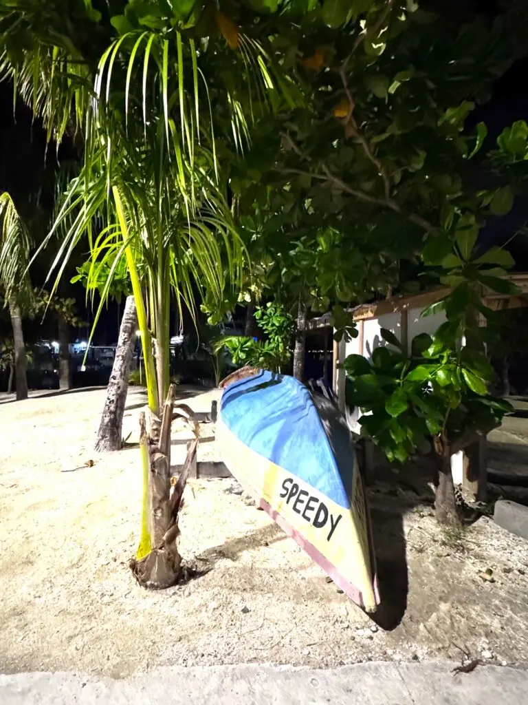 Strand mit Boot in St. Maarten