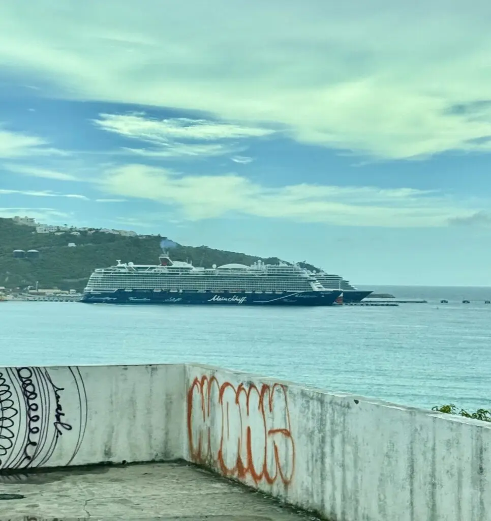 Mein Schiff am Hafen in St. Maarten