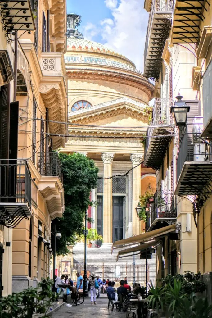 Gasse mit Blick auf das Teatro Massimo in Palermo von 