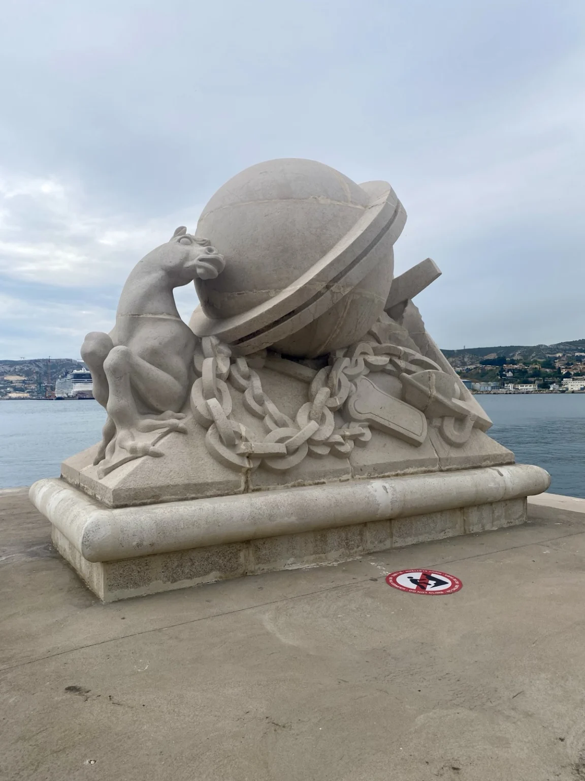 Skulptur am Hafen von Marseille