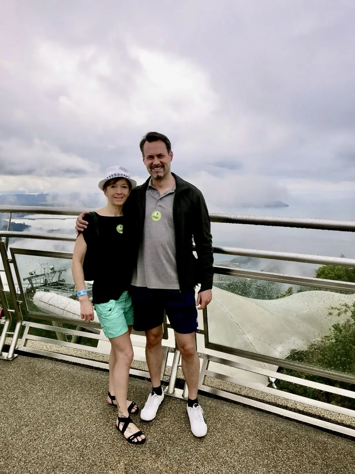 Pärchen auf Plattform Langkawi-Seilbahn