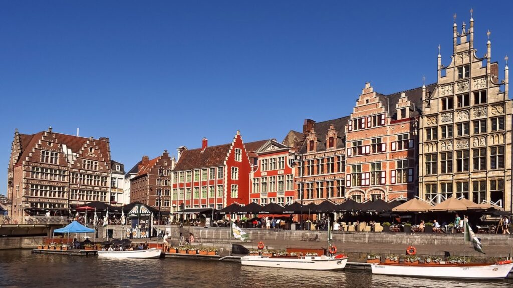 Bunte historische Häuser im Zentrum von Gent