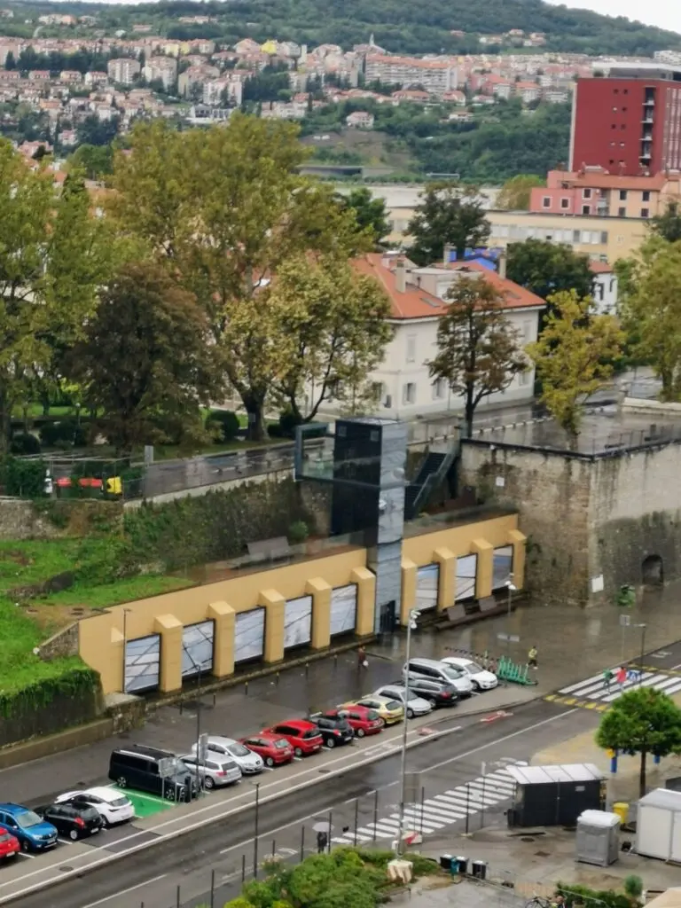 Blick auf den Hafen Koper und den Fahrstuhl , Lift