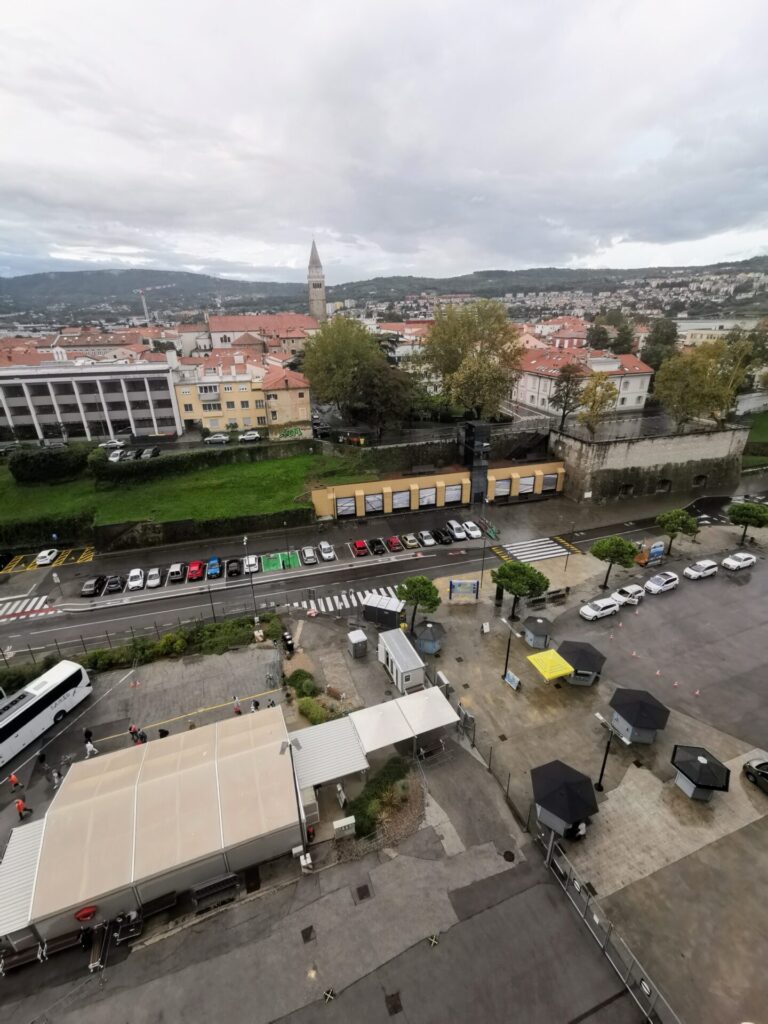 Blick auf den Hafen von Koper mit Parkplatz