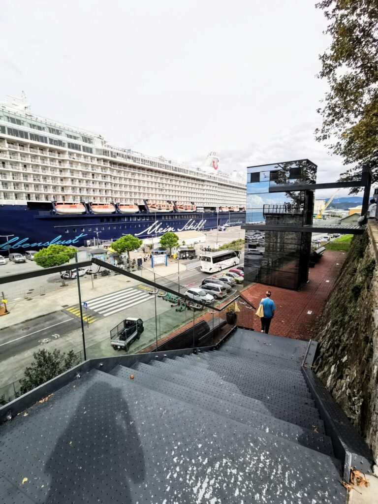 Hafen Koper Treppe und Schiff