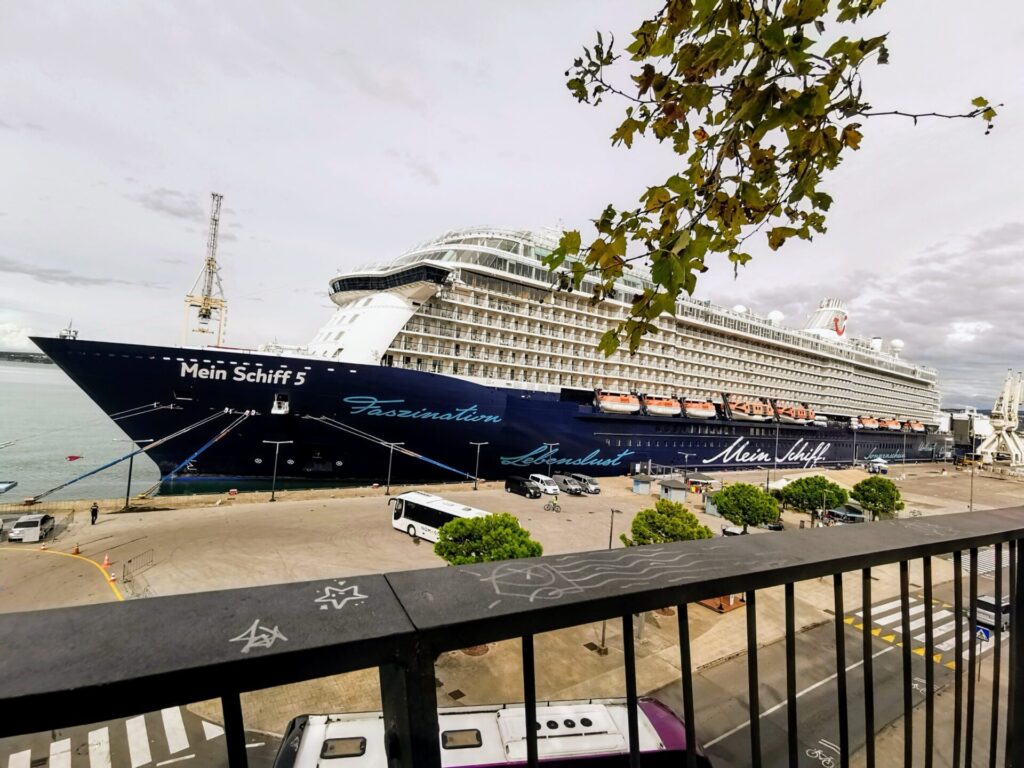 Blick auf den Hafen von Koper mit Kreuzfahrtschiff