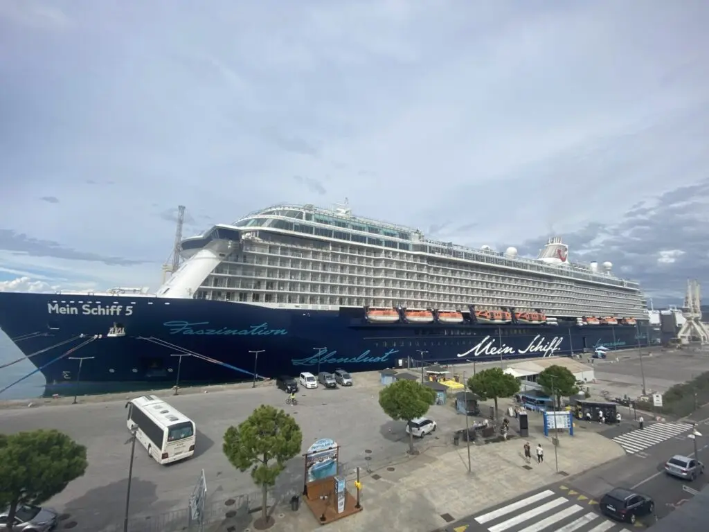 Kreuzfahrtschiff am Hafen von Koper
