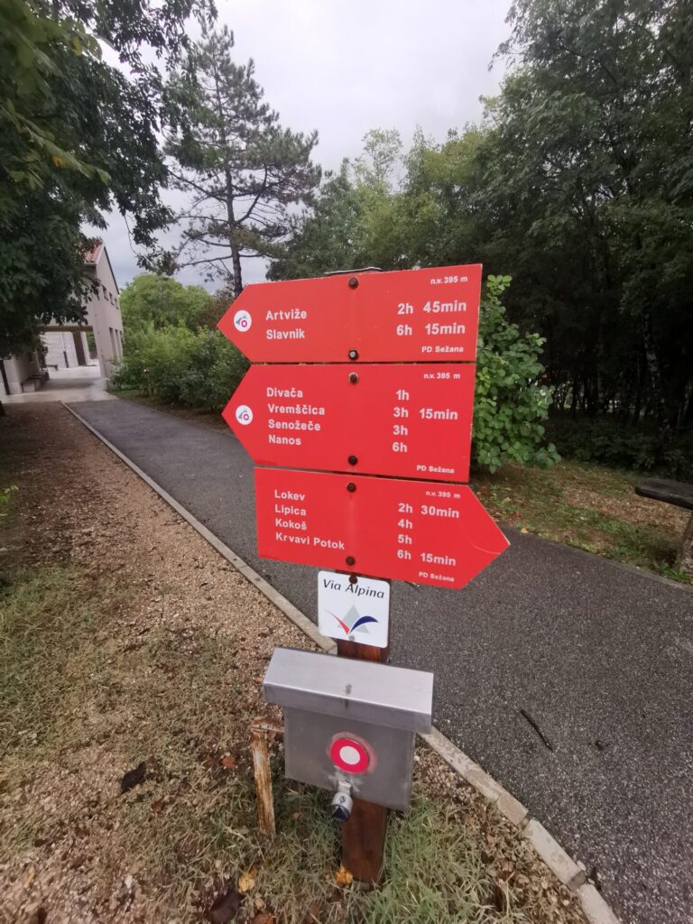 Beschilderung zu den Höhlen von Škocjan