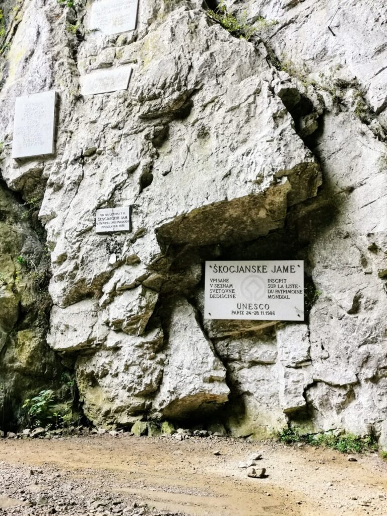 Tafel in den Höhlen von Škocjan