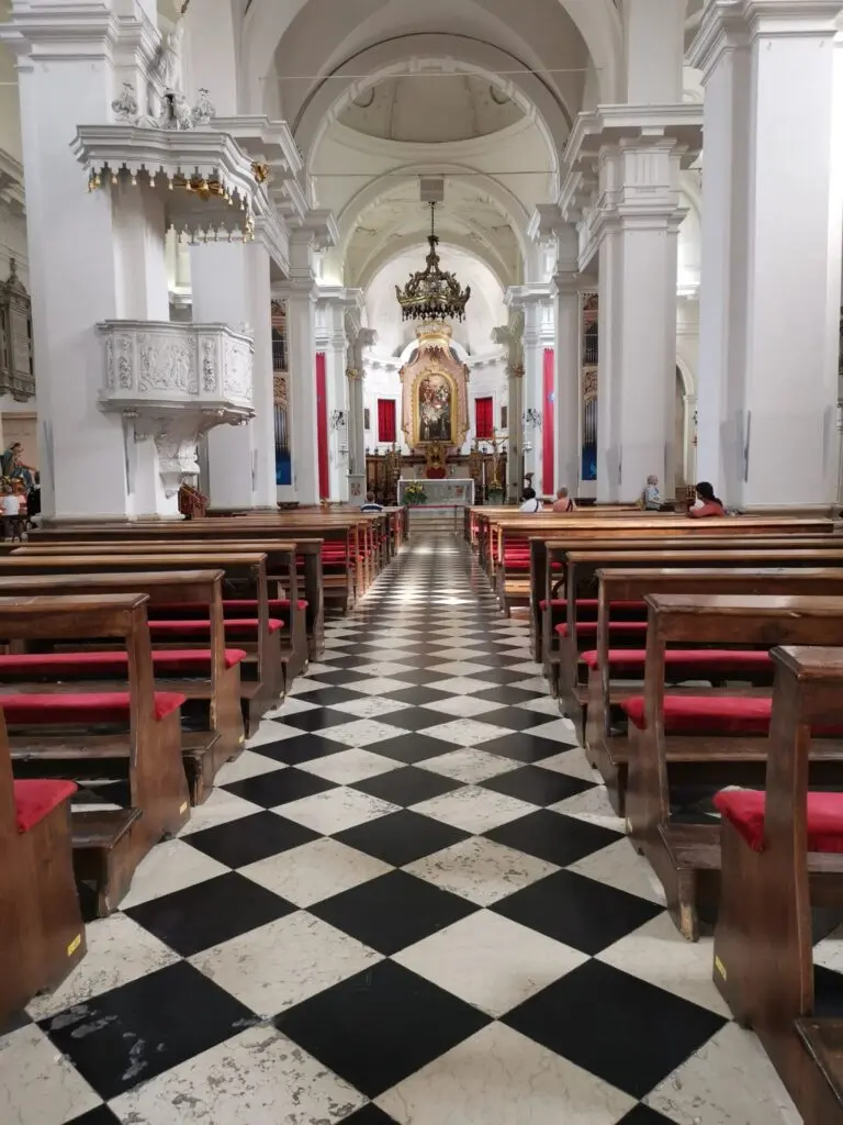 Mittelgang von der Kathedrale von Koper