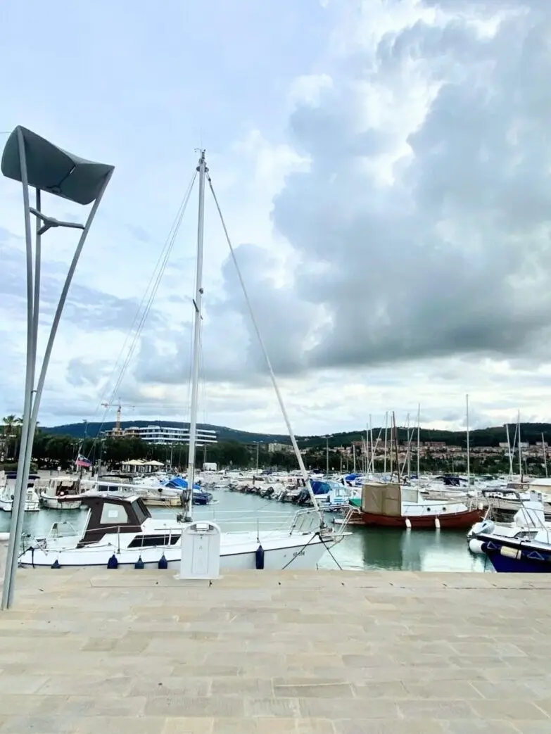 Promenade mit Ausblick auf Yachthafen in Koper