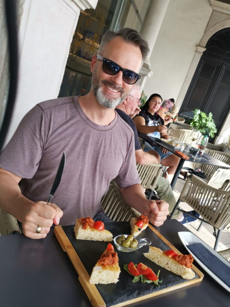 Mann beim Essen in der  Loža (Loggia) in Koper