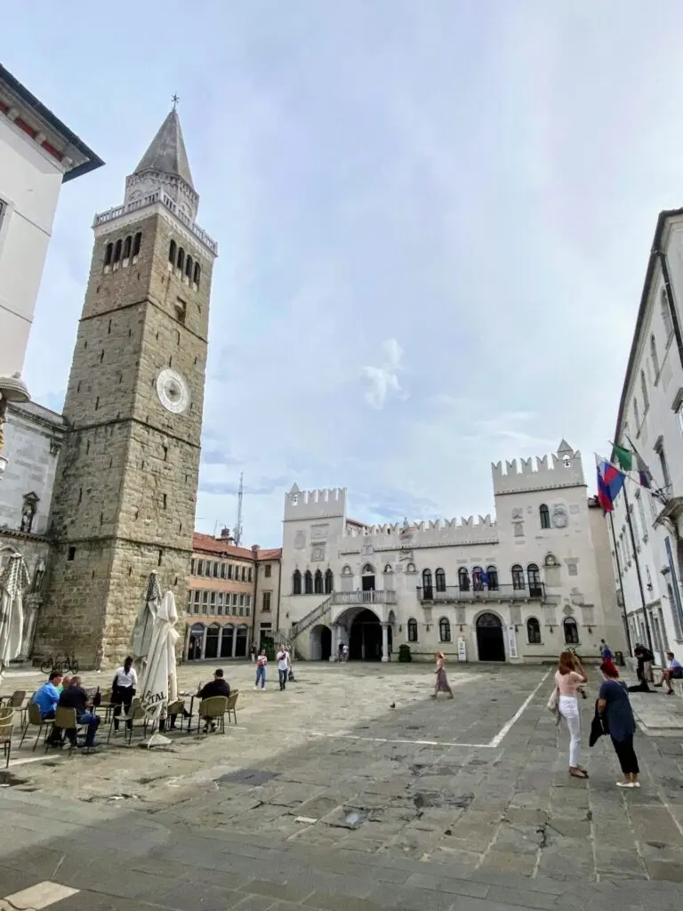 Tito-Platz Koper mit Glockenturm und Palast