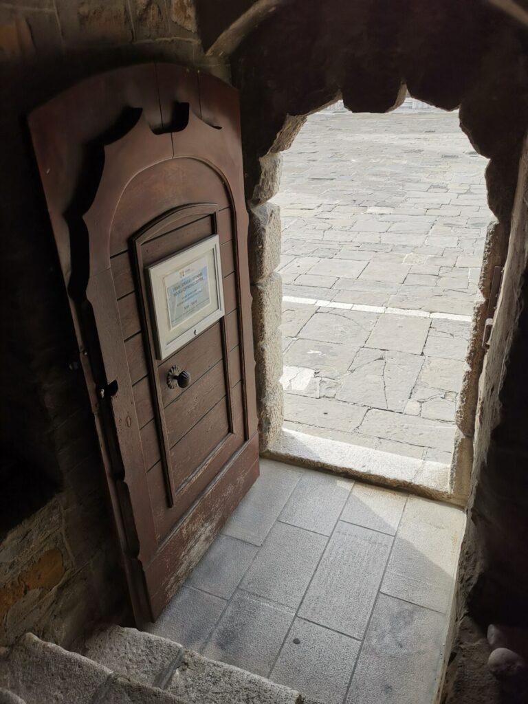 Eingang zum Glockenturm Bell Tower in Koper