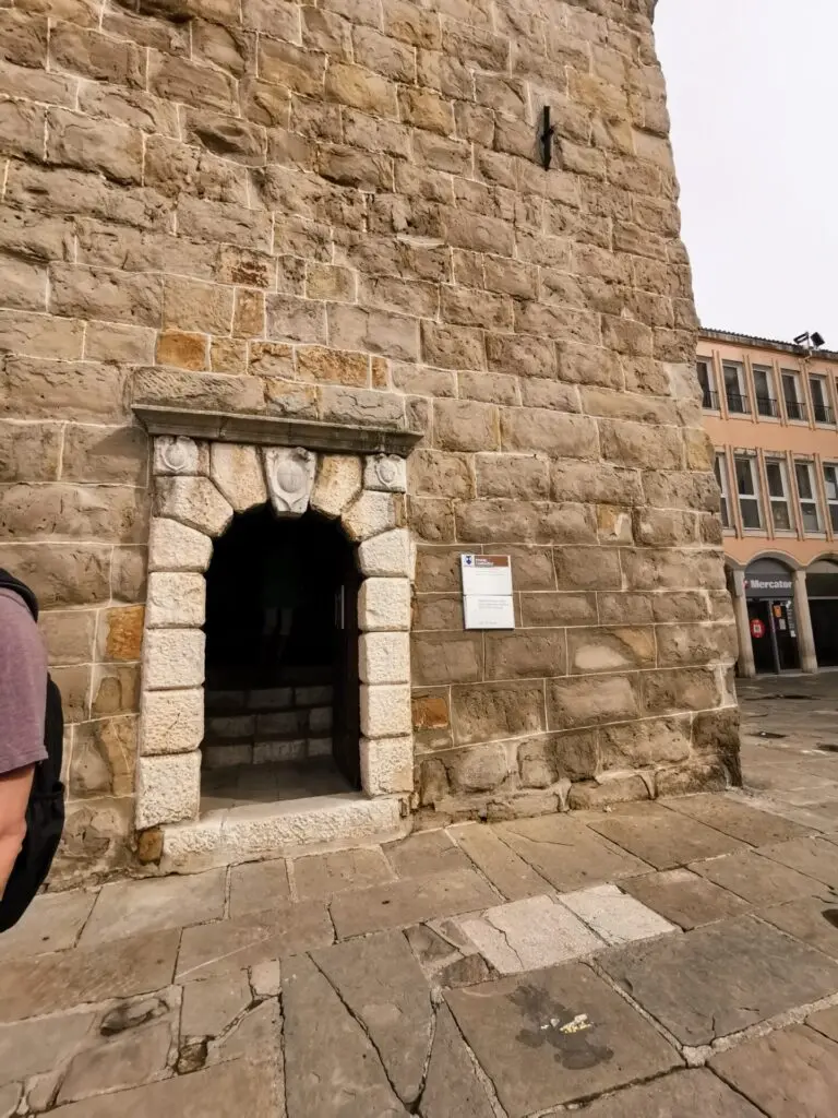 Eingang zum Glockenturm Bell Tower in Koper